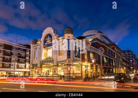 Mostrato durante la notte, Michelin House 81 Fulham Road, il Chelsea è un Art Deco Art Nouveau mix edificio che ospita il Bibendum Ristorante Foto Stock