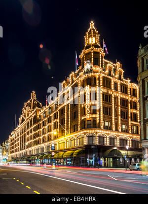 Harrods è un famosissimo grande magazzino in Kinightsbridge; è illuminato in maniera spettacolare di notte Foto Stock