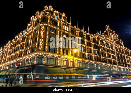 Harrods è un famosissimo grande magazzino in Kinightsbridge; è illuminato in maniera spettacolare di notte Foto Stock