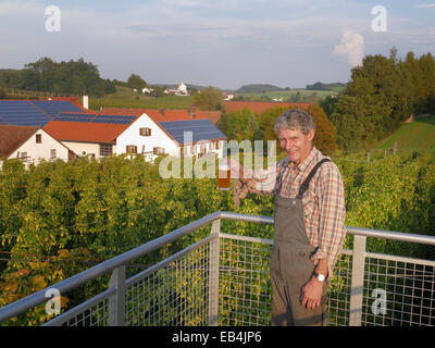 Germania agricoltore felice proprietario di Hopfenhimmel in Baviera Legge Tedesca sulla Purezza della Birra Foto Stock