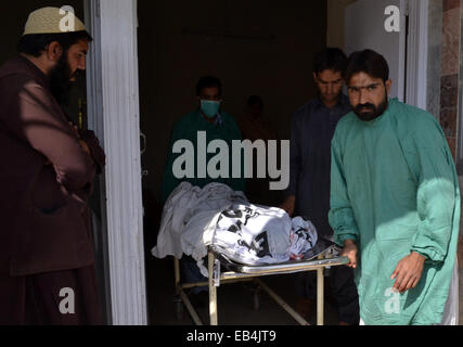 Quetta. 26 Nov, 2014. Volontari pakistani shift un corpo di una femmina di polio health lavoratore presso un ospedale nel sud-ovest del Pakistan Quetta, su nov. 26, 2014. Almeno quattro polio i lavoratori sono stati uccisi e altri tre sono stati feriti quando uomini armati hanno aperto il fuoco su un team di polio a Quetta mercoledì mattina, i media locali hanno riferito. © Asad/Xinhua/Alamy Live News Foto Stock