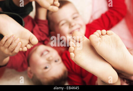 Sfocato ritratto di due simpatici fratelli Foto Stock