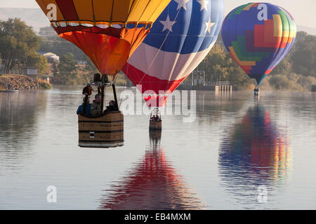 Diversi i palloni ad aria calda dal palloncino Prosser Rally di fluttuare al di sopra e le acque del fiume Yakima. Foto Stock