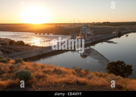 Regolazione del sole vicino al fiume Snake e ghiaccio diga del porto. Foto Stock
