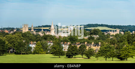 La dreaming spires di Oxford University inclusa la Radcliffe Camera, università chiesa di St Mary e Merton College visto fr Foto Stock