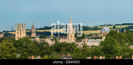 La dreaming spires di Oxford University inclusa la Radcliffe Camera, università chiesa di St Mary e Merton College visto fr Foto Stock