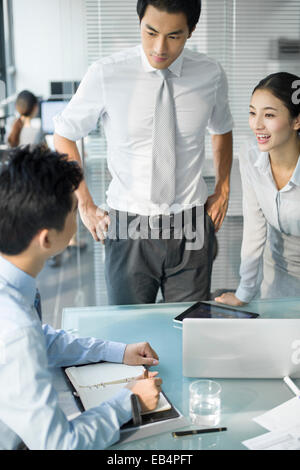 Young business persone che parlano in riunione Foto Stock