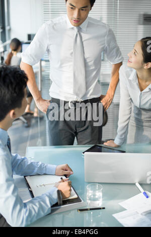 Young business persone che parlano in riunione Foto Stock