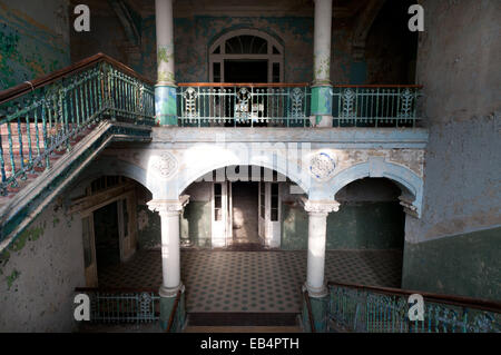 Grand elegante scalinata in decadimento in Beelitz Heilstaetten ex ospedale TB, luogo abbandonato nei pressi di Berlino Foto Stock