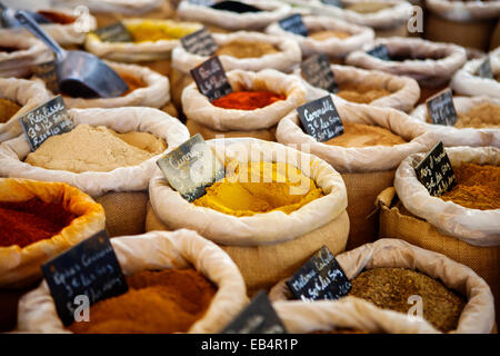 Spezie sul mercato in Provenza, Francia Foto Stock