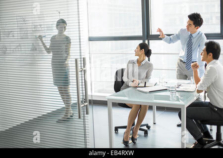 Young business persone che parlano in riunione Foto Stock