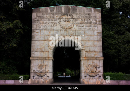 Ingresso al Parco Treptower, un Memoriale Sovietico di soldati russi caduti nella battaglia di Berlino alla fine della prima guerra mondiale 2. Foto Stock