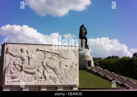 Treptower Park, un'era sovietica memoriale per i soldati russi che morirono nella battaglia di Berlino alla fine della prima guerra mondiale 2. Foto Stock