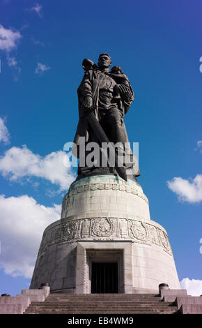 Treptower Park, un'era sovietica memoriale per i soldati russi che morirono nella battaglia di Berlino alla fine della prima guerra mondiale 2. Foto Stock