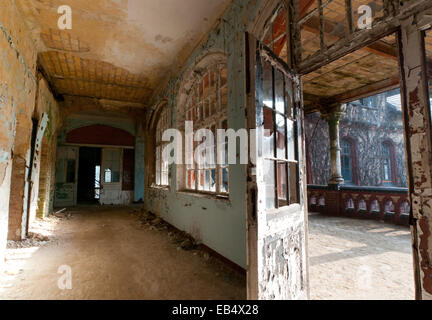 Corridoio fatiscente in Beelitz Heilstaetten ex ospedale TB, perso il posto nei pressi di Berlino Foto Stock