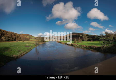 Fiume Wye e di Wye Valley preso dal ponte Bigsweir. Il fiume qui è parte del confine tra Inghilterra e Galles. Regno Unito Foto Stock