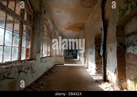 Corridoio fatiscente in Beelitz Heilstaetten ex ospedale TB, perso il posto nei pressi di Berlino Foto Stock