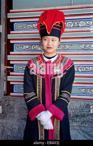 Ben vestito cameriera in piedi al di fuori di un ristorante in kunming nella provincia dello Yunnan in Cina Foto Stock