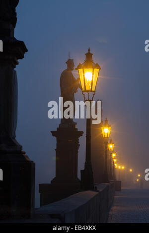 Sul famoso Ponte Carlo nella nebbia mattutina, Praga, Repubblica Ceca Foto Stock