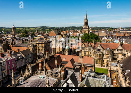 Vista sui tetti di Oxford e di Brasenose College a torre della chiesa di Lincoln College library Foto Stock