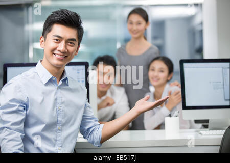 Ritratto di giovane imprenditore in office Foto Stock