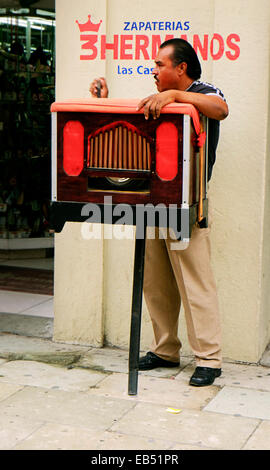 Organ grinder città di Oaxaca Messico Foto Stock