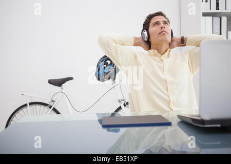 Designer rilassato Pendente ritornare nella sua sedia Foto Stock