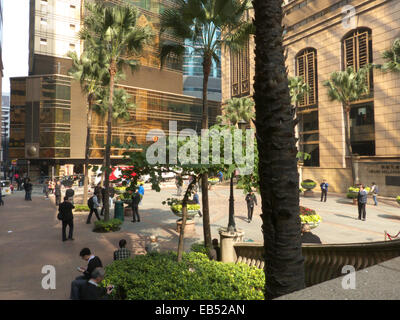 In Cina la gente di Hong Kong di riposo in Sheung Wan pubblica piazza Foto Stock