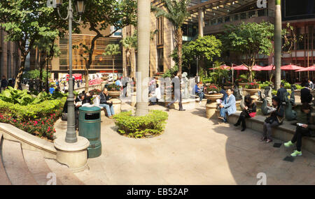 In Cina la gente di Hong Kong di riposo in Sheung Wan pubblica piazza Foto Stock