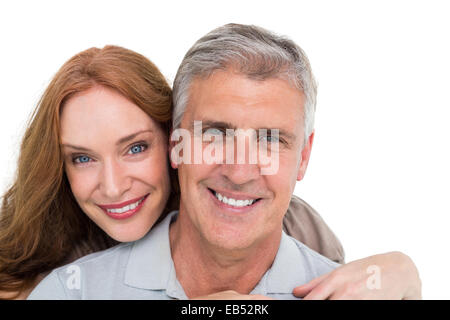 Casual giovane costeggiata e sorridente Foto Stock