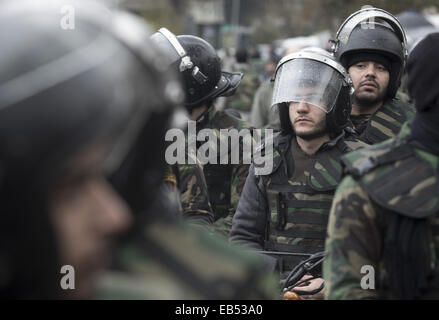 Tehran, Iran. 26 Nov, 2014. Novembre 26, 2014 - Teheran, Iran - Membri del Basij forza speciale prendere parte un rally per contrassegnare il Basij settimana nel centro di Teheran. Morteza Nikoubazl/ZUMAPRESS Credito: Morteza Nikoubazl/ZUMA filo/Alamy Live News Foto Stock