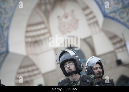 Tehran, Iran. 26 Nov, 2014. Novembre 26, 2014 - Teheran, Iran - Membri del Basij forza speciale monitorare un'area durante un rally per contrassegnare il Basij settimana nel centro di Teheran. Morteza Nikoubazl/ZUMAPRESS Credito: Morteza Nikoubazl/ZUMA filo/Alamy Live News Foto Stock