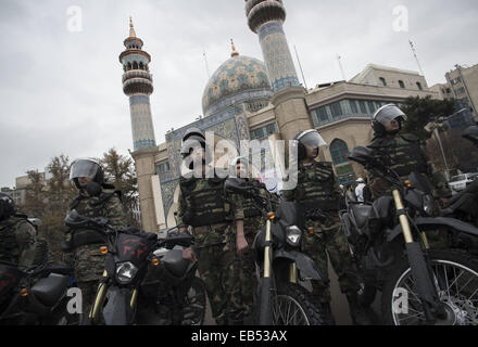 Tehran, Iran. 26 Nov, 2014. Novembre 26, 2014 - Teheran, Iran - Membri del Basij forza speciale guardia durante un rally per contrassegnare il Basij settimana nel centro di Teheran. Morteza Nikoubazl/ZUMAPRESS Credito: Morteza Nikoubazl/ZUMA filo/Alamy Live News Foto Stock