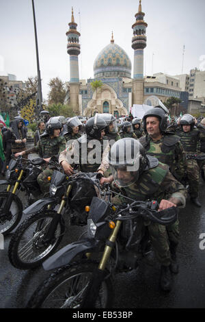 Tehran, Iran. 26 Nov, 2014. Novembre 26, 2014 - Teheran, Iran - Membri del Basij forza speciale prendere parte un rally per contrassegnare il Basij settimana nel centro di Teheran. Morteza Nikoubazl/ZUMAPRESS Credito: Morteza Nikoubazl/ZUMA filo/Alamy Live News Foto Stock