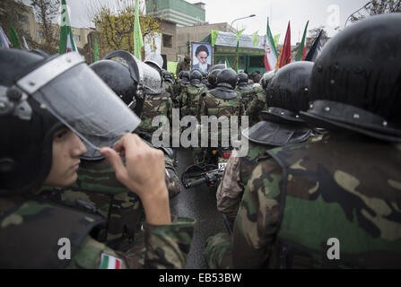 Tehran, Iran. 26 Nov, 2014. Novembre 26, 2014 - Teheran, Iran - Membri del Basij forza speciale prendere parte un rally per contrassegnare il Basij settimana nel centro di Teheran. Morteza Nikoubazl/ZUMAPRESS Credito: Morteza Nikoubazl/ZUMA filo/Alamy Live News Foto Stock