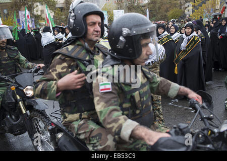 Tehran, Iran. 26 Nov, 2014. Novembre 26, 2014 - Teheran, Iran - Membri del Basij forza speciale prendere parte un rally per contrassegnare il Basij settimana nel centro di Teheran. Morteza Nikoubazl/ZUMAPRESS Credito: Morteza Nikoubazl/ZUMA filo/Alamy Live News Foto Stock