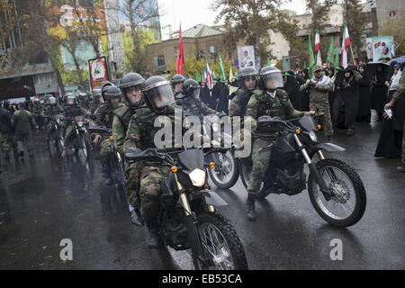 Tehran, Iran. 26 Nov, 2014. Novembre 26, 2014 - Teheran, Iran - Membri del Basij forza speciale prendere parte un rally per contrassegnare il Basij settimana nel centro di Teheran. Morteza Nikoubazl/ZUMAPRESS Credito: Morteza Nikoubazl/ZUMA filo/Alamy Live News Foto Stock