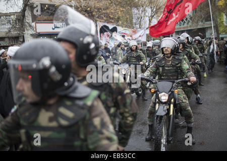 Tehran, Iran. 26 Nov, 2014. Novembre 26, 2014 - Teheran, Iran - Membri del Basij forza speciale prendere parte un rally per contrassegnare il Basij settimana nel centro di Teheran. Morteza Nikoubazl/ZUMAPRESS Credito: Morteza Nikoubazl/ZUMA filo/Alamy Live News Foto Stock