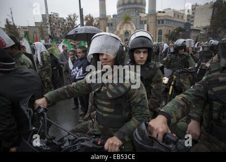 Tehran, Iran. 26 Nov, 2014. Novembre 26, 2014 - Teheran, Iran - Membri del Basij forza speciale prendere parte un rally per contrassegnare il Basij settimana nel centro di Teheran. Morteza Nikoubazl/ZUMAPRESS Credito: Morteza Nikoubazl/ZUMA filo/Alamy Live News Foto Stock