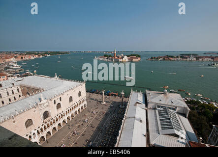 Vista sud da St Marks Campanile Venezia Italia mostra Piazzetta Palazzo Ducale isola di San Giorgio e al di là del Lido e del mare Foto Stock