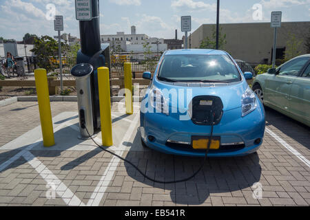 Il veicolo elettrico stazione di carica in Brooklyn NYC Foto Stock