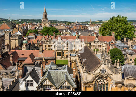 Vista sui tetti di Oxford e di Brasenose College a torre della chiesa di Lincoln College library Foto Stock