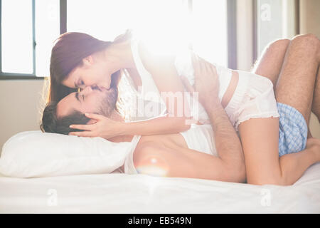 Coppia giovane divertirsi a letto Foto Stock
