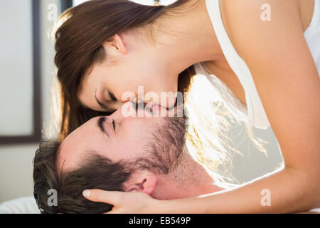 Coppia giovane divertirsi a letto Foto Stock