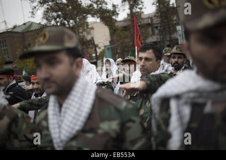 Tehran, Iran. 26 Nov, 2014. Novembre 26, 2014 - Teheran, Iran - Membri del Basij forza paramilitare prendere parte un rally per contrassegnare il Basij settimana nel centro di Teheran. Morteza Nikoubazl/ZUMAPRESS Credito: Morteza Nikoubazl/ZUMA filo/Alamy Live News Foto Stock