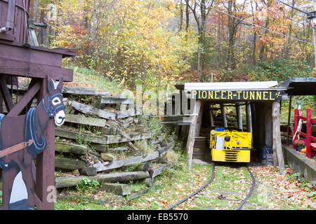 Ashland, PA, Stati Uniti d'America - 21 Ottobre 2014 : Interno di antracite della miniera di carbone di presa da un gruppo di lavoro del carbone auto Foto Stock