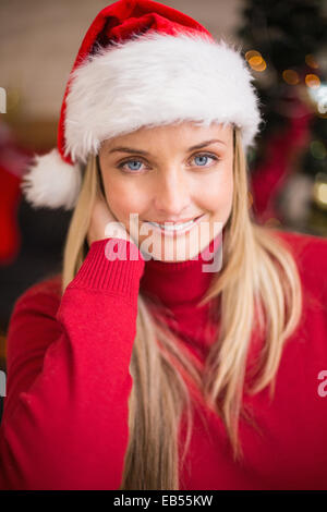 Ritratto di donna graziosa in santa hat sorridente Foto Stock