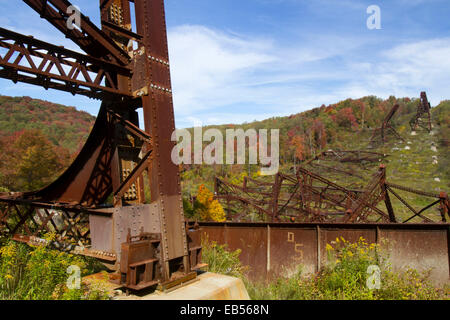 Relitto che circonda il ponte Kinzau Skywalk, situato in Pennsylvania State Park dello stesso nome, creato quando un tornado Foto Stock