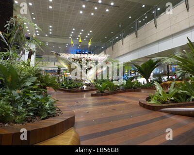 L'Aeroporto Changi di Singapore interno arte scultura di fiori di orchidea Foto Stock