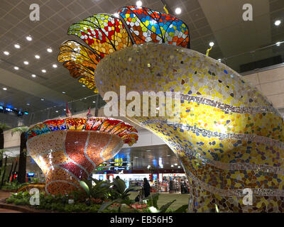 L'Aeroporto Changi di Singapore interno arte scultura di fiori di orchidea Foto Stock